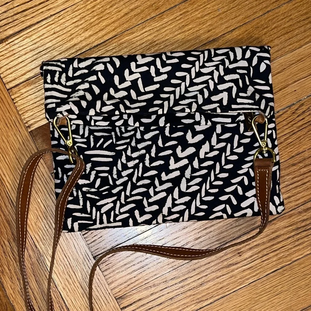 Sseko Foldover Crossbody Clutch in Kawa, Excellent Condition‎